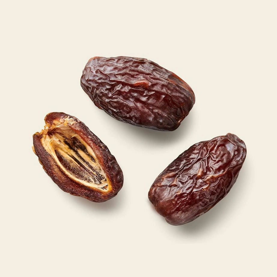 قبل از خرید عمده خرما، کیفیت محصول را به‌درستی ارزیابی کنید. در این راهنما با مهم‌ترین معیارهای تشخیص کیفیت خرما، نکات خرید عمده، استانداردهای صادراتی و روش انتخاب بهترین خرما آشنا شوید.