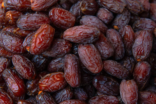 خرما برای ورزشکاران چه فوایدی دارد؟ با بهترین زمان مصرف خرما قبل و بعد از تمرین و ویژگی‌های ارقام مناسب برای ورزشکاران آشنا شوید.