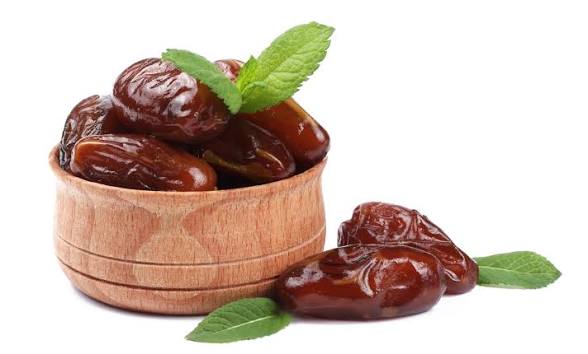خرمای بدون هسته چگونه تولید می‌شود؟ با مراحل هسته‌گیری خرما، آماده‌سازی، کنترل کیفیت و کاربرد خرمای بدون هسته در صنایع غذایی آشنا شوید.