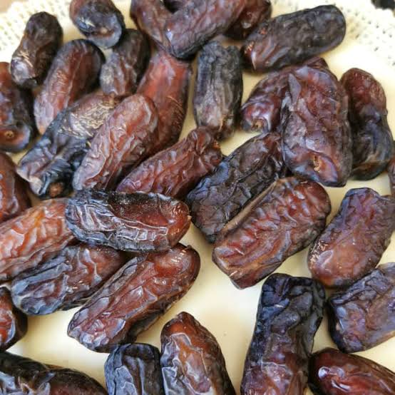 چرا بعضی خرماها چروکیده‌تر هستند؟ با دلایل چروکیدگی خرما، نقش رطوبت، مرحله رسیدگی، بافت و شرایط نگهداری در ظاهر خرما آشنا شوید.