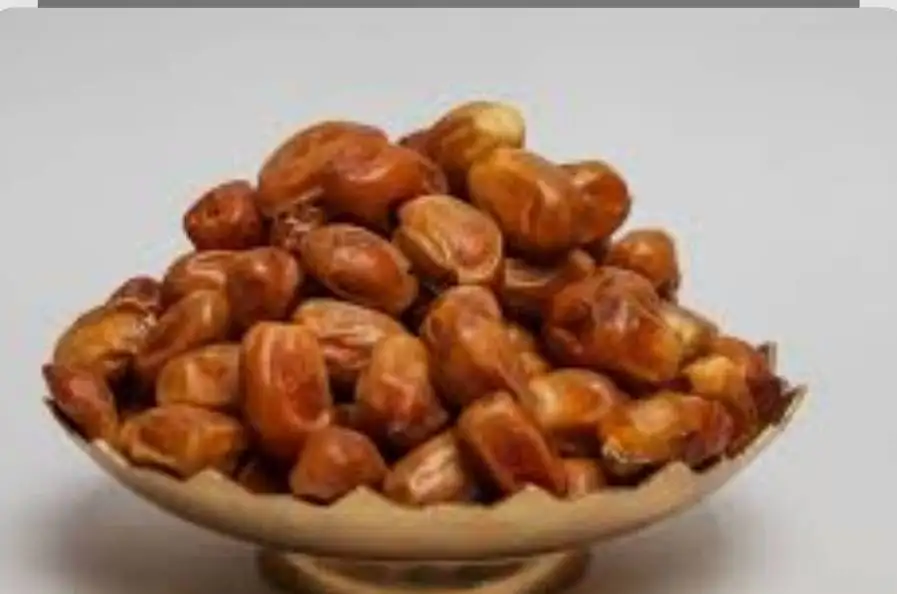 خرمای زاهدی که به «خرمای طلایی» نیز معروف است، یکی از ارزشمندترین خرماهای خشک و نیمه‌خشک ایران است. این خرما با رنگ طلایی متمایل به قهوه‌ای، بافت گوشتی، شیرینی ملایم و ماندگاری بسیار بالا، انتخابی ایده‌آل برای خرید عمده، صادرات و حمل‌ونقل طولانی‌مدت است.